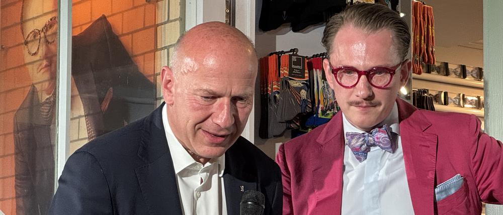 Vertieft ins Verkaufsgespräch. Kai Wegner und Jan-Henrik Scheper-Stuke im Gespräch mit dem Klon im Computer.
