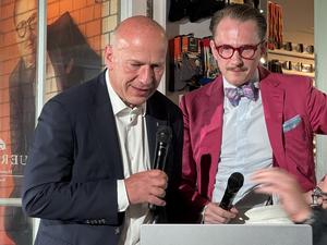 Vertieft ins Verkaufsgespräch. Kai Wegner und Jan-Henrik Scheper-Stuke im Gespräch mit dem Klon im Computer.