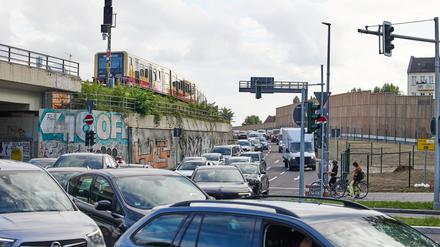 Seit Tagen immer wieder Probleme: Stau auf dem neuen Stück der Berliner Stadtautobahn A100. (Archivbild)