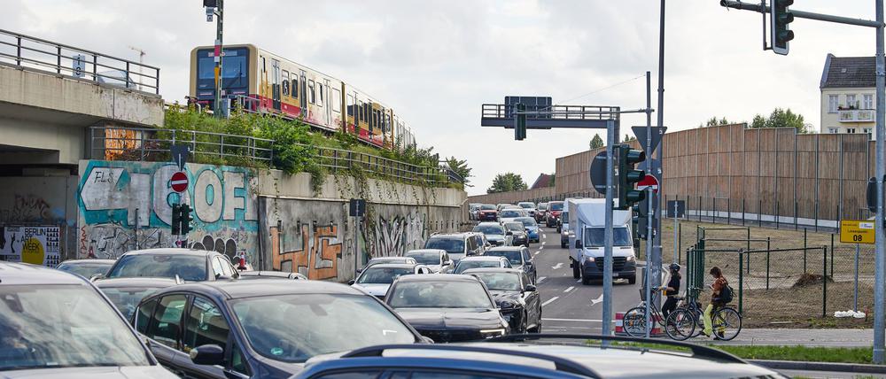 Seit Tagen immer wieder Probleme: Stau auf dem neuen Stück der Berliner Stadtautobahn A100. (Archivbild)