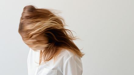 Im Film „Disruptive Realities“ von Friederike von Rauch und Stefanie Schweiger spricht die Schauspielerin Sina Martens stoisch Zitate der Künstlerinnen ein, die an der gleichnamigen Ausstellung beteiligt sind. 