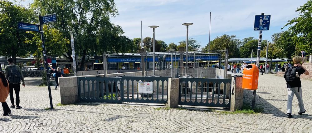 U-Bahnhof Rathaus Spandau - Abriss und neue Pläne für die stillgelegten Rampen runter zum U-Bahnhof. 