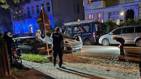 Bei einem Unfall mit einem Jaguar in Pankow, wurden vier weitere Fahrzeuge beschädigt.