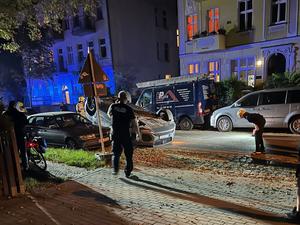 Bei einem Unfall mit einem Jaguar in Pankow, wurden vier weitere Fahrzeuge beschädigt.