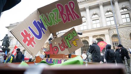 „Unkürzbar“ und „Wo ist Para“ („Para“ steht für Geld) steht während einer Demonstration gegen Haushaltskürzungen im Sozial- und Bildungsbereich vor dem Abgeordnetenhaus auf Schildern.