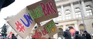 „Unkürzbar“ und „Wo ist Para“ („Para“ steht für Geld) steht während einer Demonstration gegen Haushaltskürzungen im Sozial- und Bildungsbereich vor dem Abgeordnetenhaus auf Schildern.