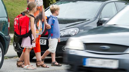„Wenn sie einen Geländewagenen nehmen und sie stellen einen Erstklässler daneben, dann sieht er nicht über die Motorhaube hinaus“, sagt Gerhard Brand vom VBE – gerade Autos stellen auf dem Schulweg eine große Gefahr dar.