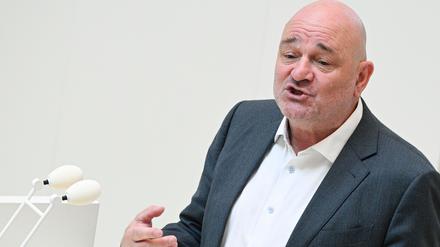 Brandenburgs Finanzminister Robert Crumbach (BSW) stellt ein Programm für zinsverbilligte Kredite für die Kommunen vor. (Archivbild)