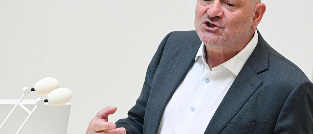 Brandenburgs Finanzminister Robert Crumbach (BSW) stellt ein Programm für zinsverbilligte Kredite für die Kommunen vor. (Archivbild)