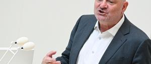 Brandenburgs Finanzminister Robert Crumbach (BSW) stellt ein Programm für zinsverbilligte Kredite für die Kommunen vor. (Archivbild)