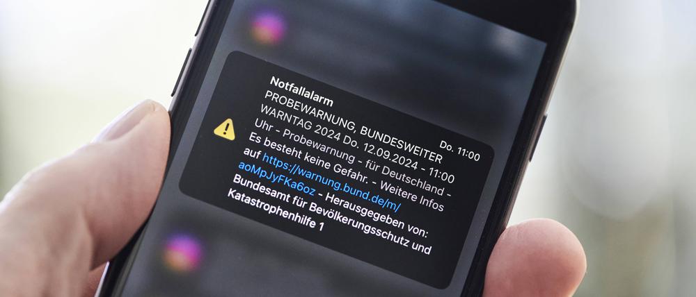 Empfang einer Alarmmeldung auf dem Smartphone zum bundesweiten Warntag im letzten Jahr.