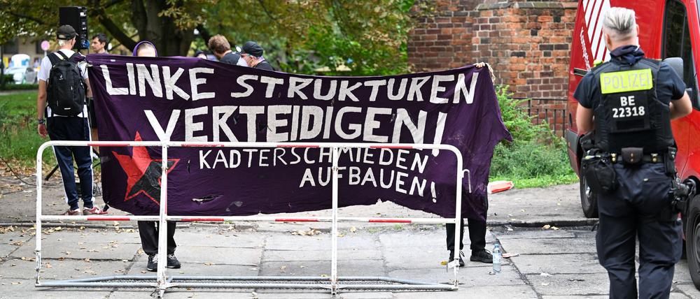 Demonstranten stehen während der Verhandlung der Berufungsklage zur Räumung einer Wohnung im Haus Rigaer Straße 94 vor dem Berliner Landgericht.