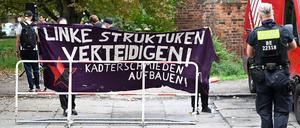 Demonstranten stehen während der Verhandlung der Berufungsklage zur Räumung einer Wohnung im Haus Rigaer Straße 94 vor dem Berliner Landgericht.