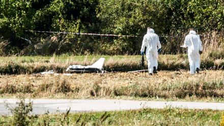 Polnische Ermittler nähern sich einer abgestürzten Drohne im Dorf Mniszkow. Erstmals hat die Luftverteidigung des EU- und Nato-Landes mutmaßlich russische Flugkörper abgeschossen.