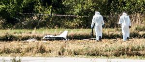 Polnische Ermittler nähern sich einer abgestürzten Drohne im Dorf Mniszkow. Erstmals hat die Luftverteidigung des EU- und Nato-Landes mutmaßlich russische Flugkörper abgeschossen. 