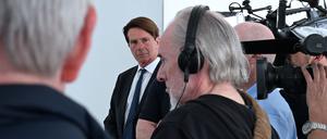 Der ehemalige Regierungssprecher Béla Anda (Mitte) macht künftig Öffentlichkeitsarbeit für die in Hamburg vor Gericht stehende Unternehmerin Christina Block.