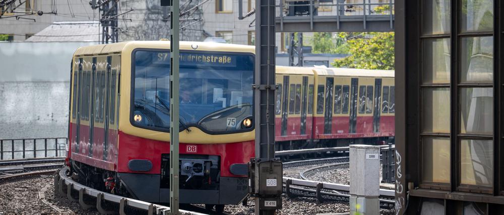 Die Ausschreibung für Teilnetze der Berliner S-Bahn verzögert sich weiter. (Archivbild)