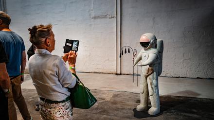 In den denkmalgeschützten Wilhelm Hallen in Reinickendorf ist bis Sonntag Kunst zu sehen, hier der Astronaut von Anna Hulačová. Inmitten der Kunst spielen am Sonntag Musiker des Deutschen Symphonie-Orchesters.