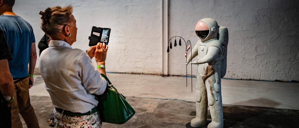 In den denkmalgeschützten Wilhelm Hallen in Reinickendorf ist bis Sonntag Kunst zu sehen, hier der Astronaut von Anna Hulačová. Inmitten der Kunst spielen am Sonntag Musiker des Deutschen Symphonie-Orchesters.