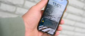 Probewarnung steht auf dem Display eines Handys anlässlich der bundesweiten Warntags im letzten Jahr. 