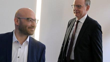 Brandenburgs Innenminister René Wilke (parteilos) und Verfassungsschutzchef Wilfried Peters äußern sich im Innenausschuss des Landtags (Archivbild).