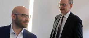 Brandenburgs Innenminister René Wilke (parteilos) und Verfassungsschutzchef Wilfried Peters äußern sich im Innenausschuss des Landtags (Archivbild).