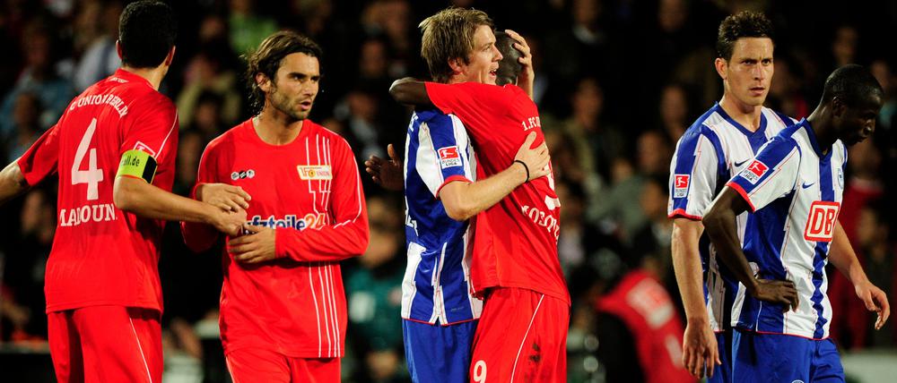 Schiedlich-friedlich: Im September 2010 trennen sich der 1. FC Union und Hertha BSC (in der Bildmitte John Jairo Mosquera und Peter Niemeyer) 1:1.  
