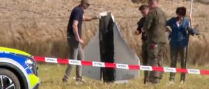 Polen, Wohyn: In diesem Videostandbild sichern Einsatzkräfte von Polizei und Militärpolizei Teile einer beschädigten Drohne, das von polnischen Behörden abgeschossen wurde. 