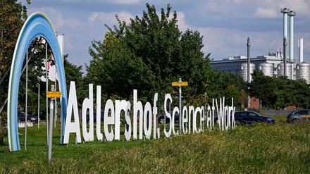 Der Schriftzug „Adlershof. Science at Work“ ist im Technologiepark Adlershof aufgestellt. 