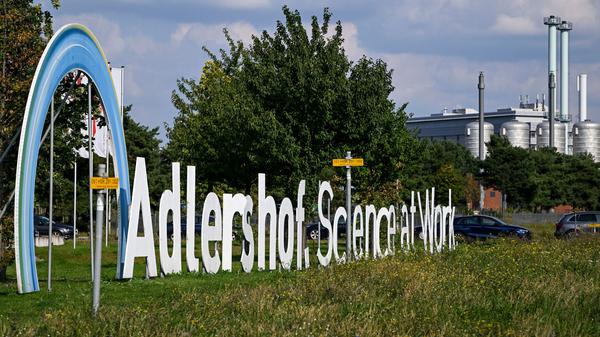 Der Schriftzug „Adlershof. Science at Work“ ist im Technologiepark Adlershof aufgestellt. 