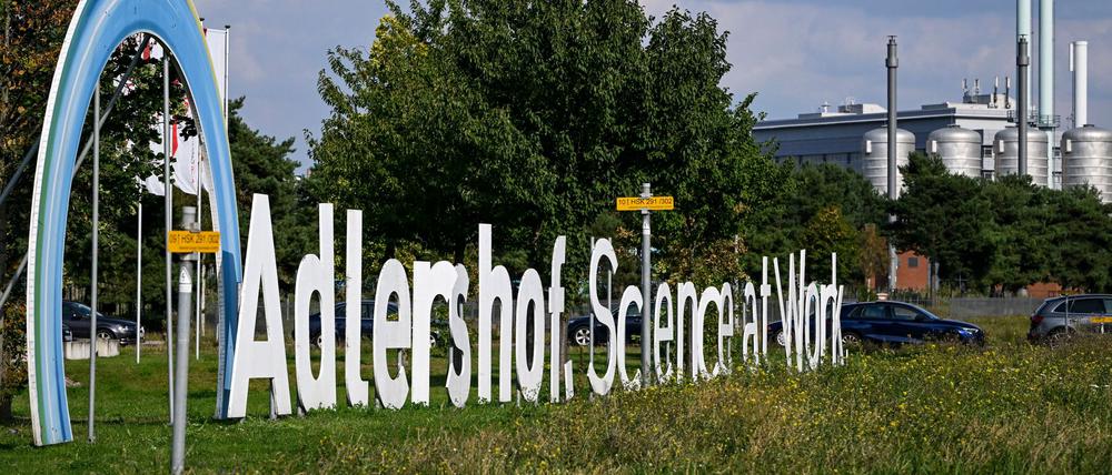 Der Schriftzug „Adlershof. Science at Work“ ist im Technologiepark Adlershof aufgestellt.