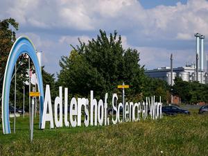 Der Schriftzug „Adlershof. Science at Work“ ist im Technologiepark Adlershof aufgestellt. 