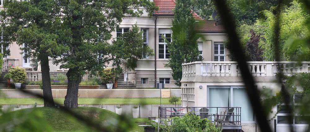 Blick auf die Villa Adlon, in dem das Geheimtreffen am 25. November 2023 stattfand.