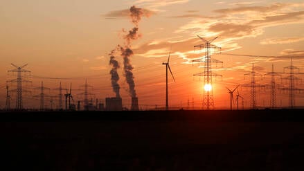 Strommasten und Windräder sind rund um das Kohlekraftwerk Niederaußem des Stromkonzerns RWE zu sehen.