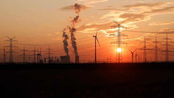 Strommasten und Windräder sind rund um das Kohlekraftwerk Niederaußem des Stromkonzerns RWE zu sehen.