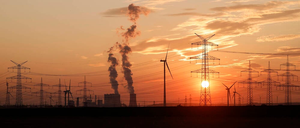 Strommasten und Windräder sind rund um das Kohlekraftwerk Niederaußem des Stromkonzerns RWE zu sehen.