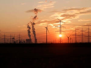 Strommasten und Windräder sind rund um das Kohlekraftwerk Niederaußem des Stromkonzerns RWE zu sehen.