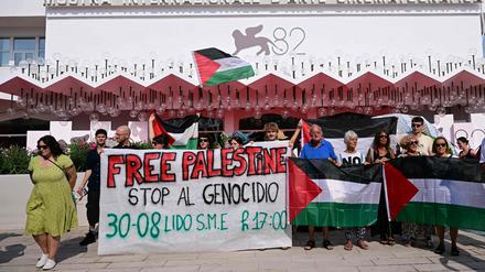 Demonstranten vor dem Transparent „Free Palestine – Stop Genocide“. Auch das gerade zu Ende gegangene Venedig Filmfestival wurde zur Bühne für Israel-Proteste. 