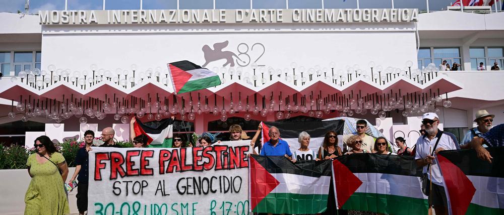Demonstranten vor dem Transparent „Free Palestine – Stop Genocide“. Auch das gerade zu Ende gegangene Venedig Filmfestival wurde zur Bühne für Israel-Proteste. 
