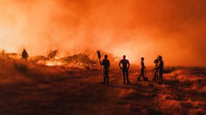 Feuerwehrleute im Einsatz bei einem Waldbrand in Spanien.