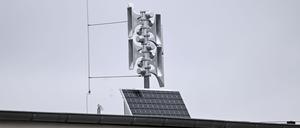 PRODUKTION - 06.12.2022, Berlin: Eine Warnsirene auf dem Dach der Hauptwache der Berliner Feuerwehr. Am Warntag soll auch in Berlin Punkt 11.00 Uhr ein sehr lauter an- und abschwellender Ton eine Minute lang zu hören sein.  (zu dpa: «Proben für den Ernstfall - auch in Berlin wieder Sirenen») Foto: Britta Pedersen/dpa +++ dpa-Bildfunk +++