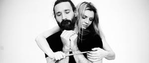 BDSM steht für eine bestimmte Art von Sexualität, bei der es um das Spiel mit Machtdynamiken, um Fesseln und Seile, Disziplin, Dominanz und Unterwerfung, das Spiel mit Schmerzen und körperlichen und emotionalen Grenzerfahrungen geht.