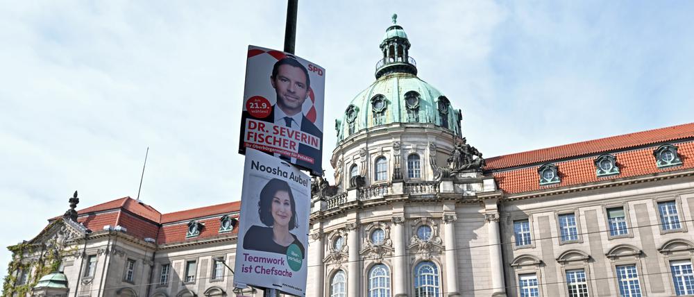 Wahlplakate vor dem Potsdamer Rathaus.