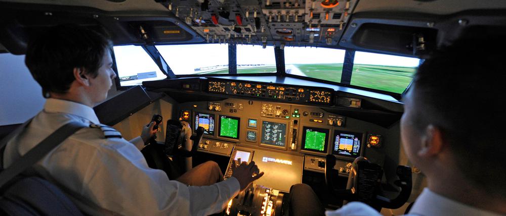 Ein Pilot (l) und ein Simulatorpilot sitzen am 24.11.2010 im Flughafen in München (Oberbayern) in einem Boeing 737 Flugsimulator und befinden sich gerade im Landeanflug auf München. (Archivfoto)