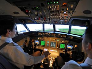 Ein Pilot (l) und ein Simulatorpilot sitzen am 24.11.2010 im Flughafen in München (Oberbayern) in einem Boeing 737 Flugsimulator und befinden sich gerade im Landeanflug auf München. (Archivfoto)
