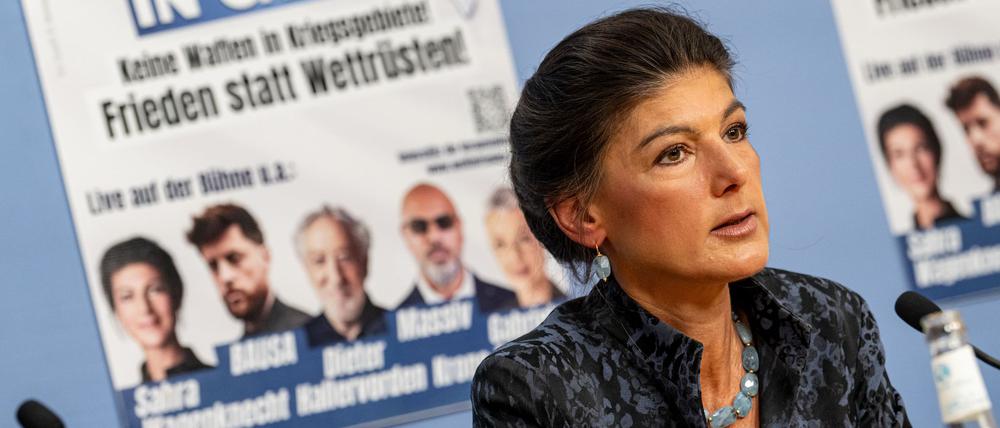 Die Politikerin Sahra Wagenknecht vor einem Plakat mit der Aufschrift „Stoppt den Völkermord in Gaza“. (Archivbild)