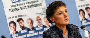Die Politikerin Sahra Wagenknecht vor einem Plakat mit der Aufschrift „Stoppt den Völkermord in Gaza“. (Archivbild)