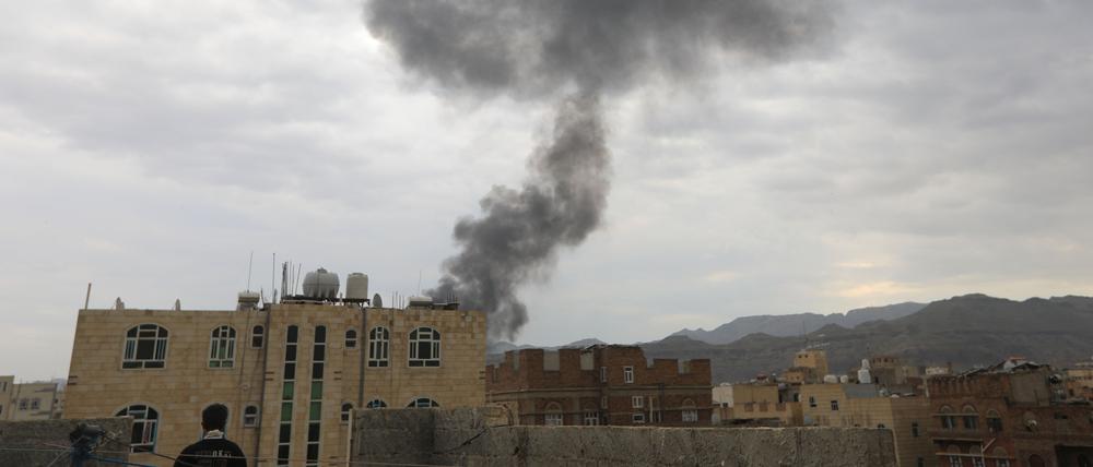 Rauchwolken nach israelischen Angriffen auf die von den Huthis kontrollierte Hauptstadt Sanaa im Jemen.