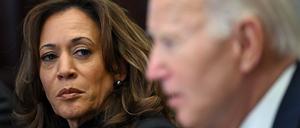 Die ehemalige US-Vizepräsidentin Kamala Harris neben Joe Biden, der am 9. Januar 2025 im Roosevelt Room des Weißen Hauses in Washington, DC, spricht.