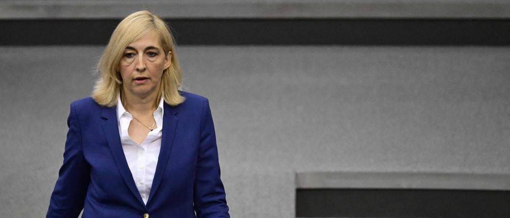 Gesundheitsministerin Nina Warken (CDU) muss schnell Lösungen für das Finanzloch bei den Krankenkassen präsentieren